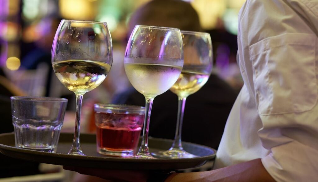 Worrying signs in hospitality: Significant drop in consumption of beer, soft drinks, water