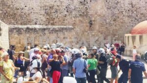 Rhodes: Tensions at port as Israeli tourists arrive