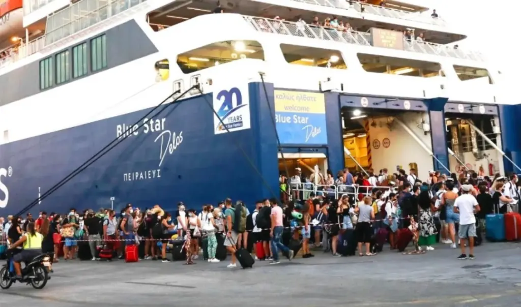 Piraeus Port: July vacationers departure peaks as ferries leave at 100% capacity