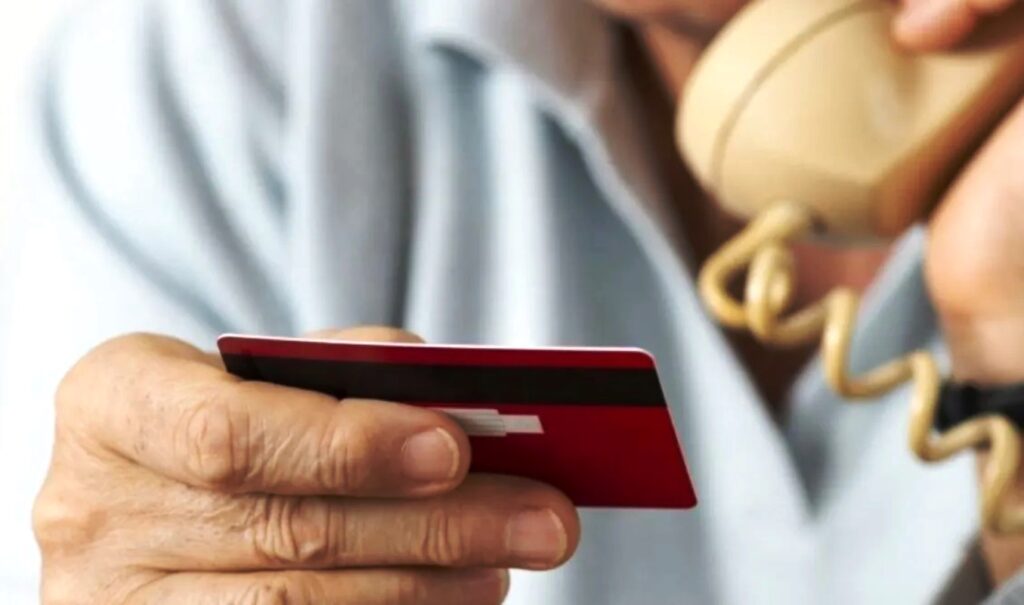 Farsala: Couple found elderly’s lost card, spent on alcohol and gambling