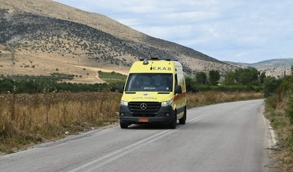 Car accident in Katerini: Injured woman rescued from vehicle in remote area