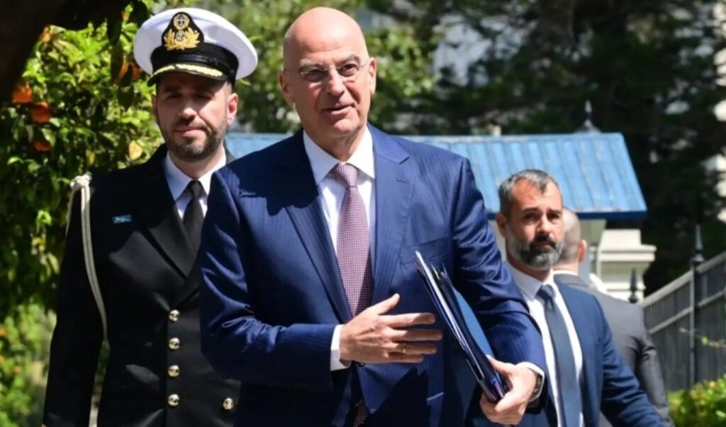 Nikos Dendias visits Lebanon with 13 armored vehicles donation