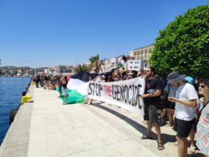 Syros: Israeli tourist cruise ship departs after diplomatic intervention