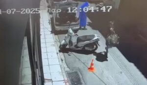 Murder in Agia Paraskevi: Video shows suspect covered with blanket approaching Porsche