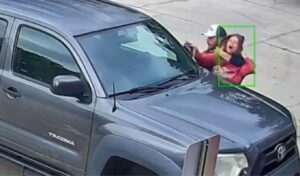 Florida: Shocking kidnapping attempt caught on video – Man grabs woman by neck and drags her to car