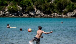 Summer in Greece: temperatures rise, expenses increase, savings fall