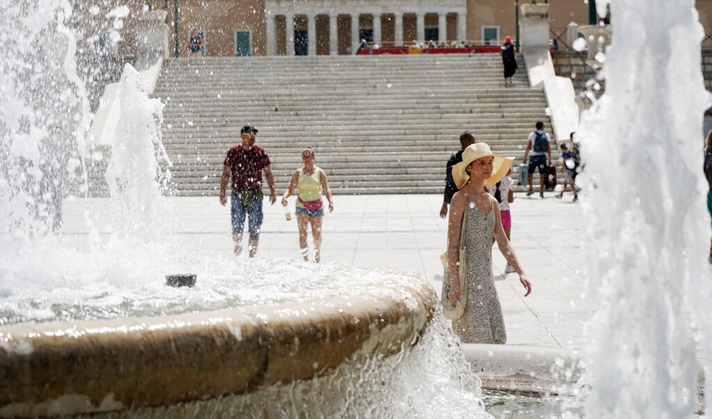 Greece weather hits 38°C in Skala Messinia as heat wave warning issued