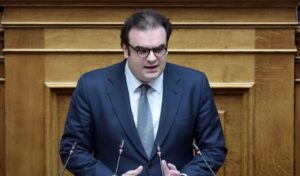 Pierrakakis announces banking fee cuts: Immediate intervention with caps and rules
