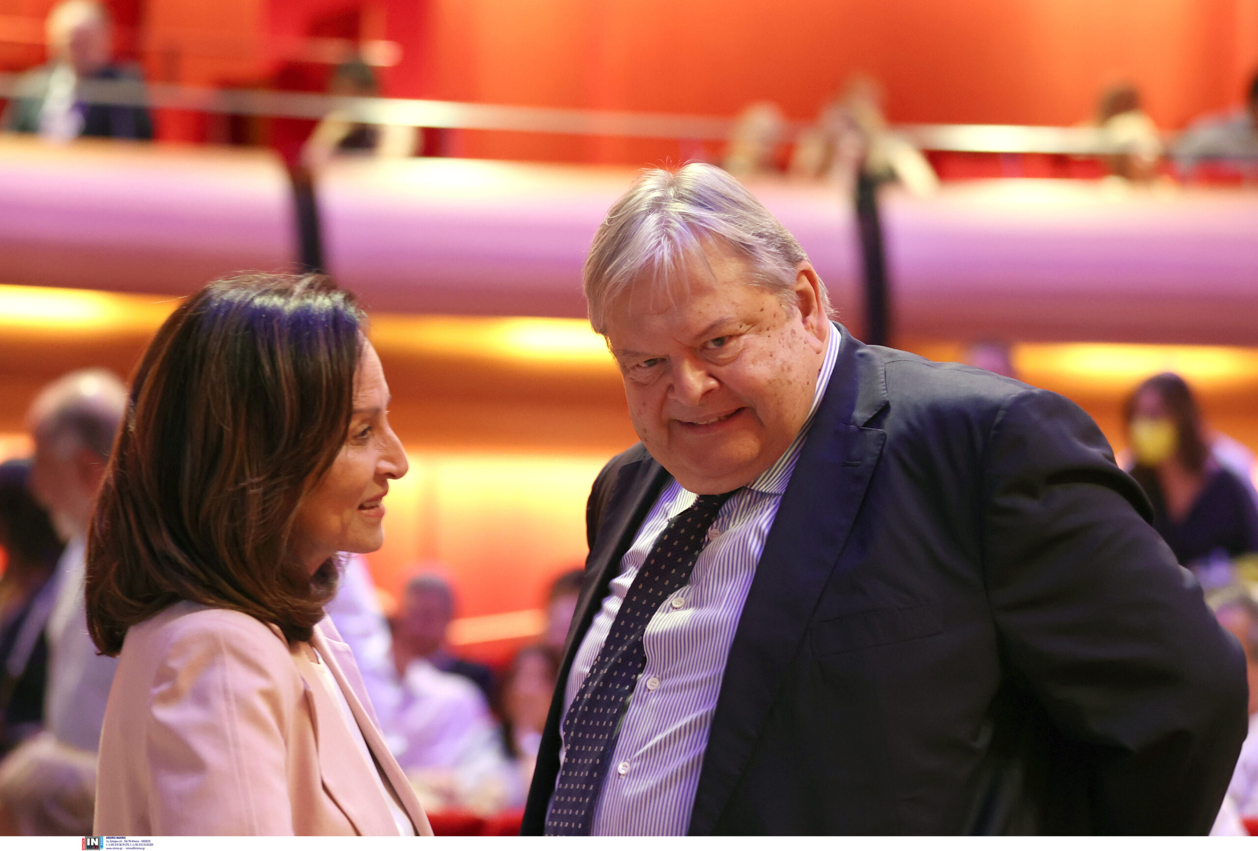 merkel-parousiasi-vivliou-kosmos__4_