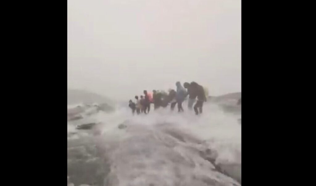 Malaysia: Terror for climbers descending mountain after facing massive torrent