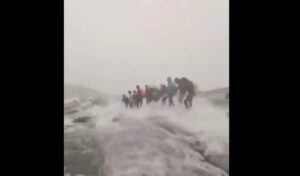 Malaysia: Terror for climbers descending mountain after facing massive torrent