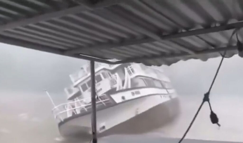 Vietnam: 38 dead as tourist boat capsizes in Ha Long Bay