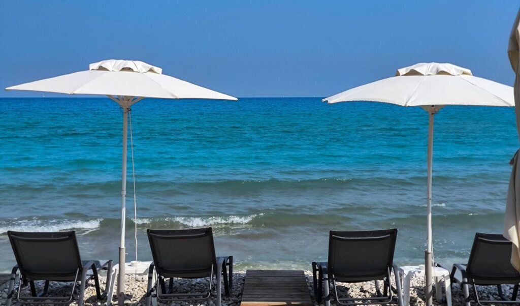 Sunbeds made of “gold” on the beaches of Attica: Prices and comparison with Monaco