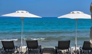 Sunbeds made of “gold” on the beaches of Attica: Prices and comparison with Monaco