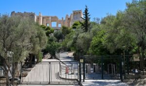 Violent assault at Acropolis: Tourist seriously injured in robbery attempt
