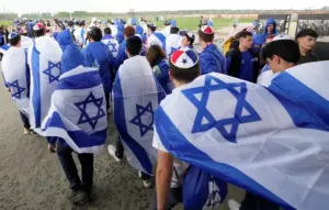 Tension at Auschwitz: Israeli soldiers ordered to remove flags