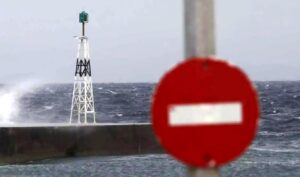 Ferry ban hits Aegean as 9 Beaufort winds strike Cyclades