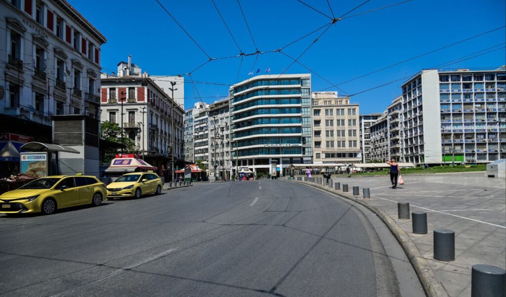 Athens in August rhythm: City empties as residents seek relief at Attica beaches