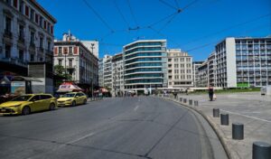 Athens in August rhythm: City empties as residents seek relief at Attica beaches