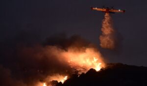 Heroic Canadair pilot’s night water drop mission over Keratea fires