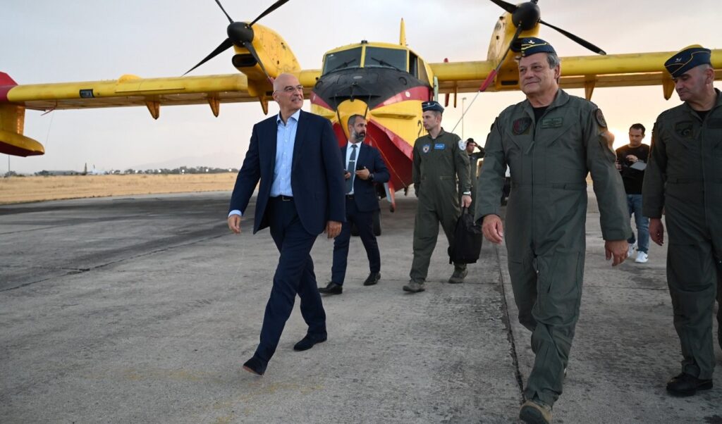 Dendias visits 355 Tactical Transport Squadron – “I thanked firefighting aircraft pilots and technicians for their daily struggle”