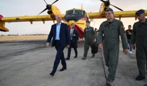 Dendias visits 355 Tactical Transport Squadron – “I thanked firefighting aircraft pilots and technicians for their daily struggle”