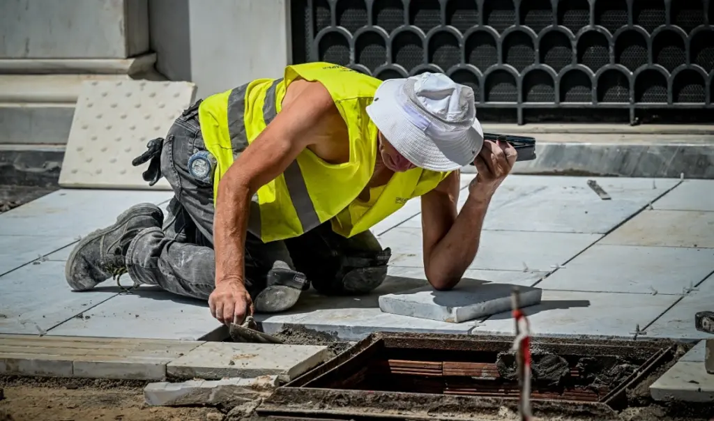 Athens court halts dismissals of workers over 65 in DYPA programs