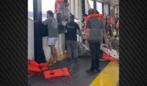 Ferry runs aground in Greece: passengers forced to rescue themselves