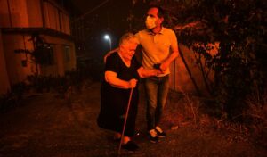 Fire reaches homes in Herakleia, Elis: Dramatic evacuation