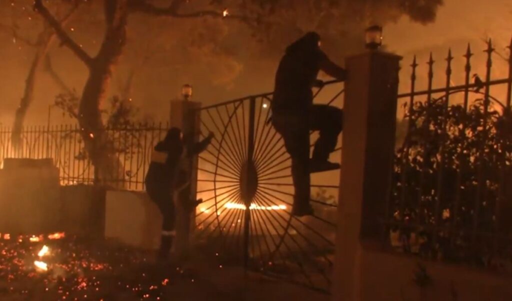 Devastating wildfire in Attica: Heroic volunteers jump fences to save homes from flames (Video)