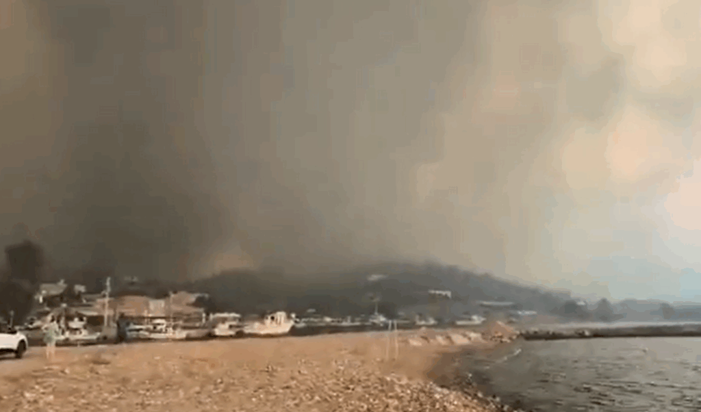 Wildfire erupts in Chios: Coast guard rescues trapped people