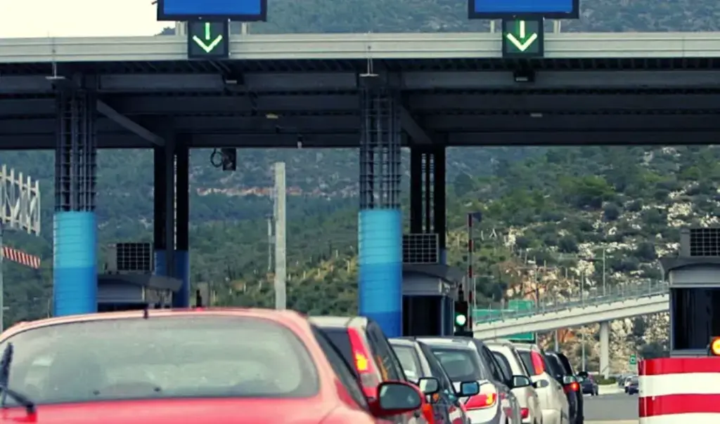 Athens-Corinth highway accident: Truck overturns near Elefsina tolls