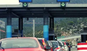Athens-Corinth highway accident: Truck overturns near Elefsina tolls
