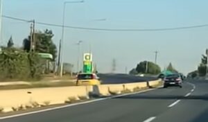 Video: Car drives wrong way on Kozani-Ptolemaida road in Greece