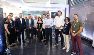 Mitsotakis visits ICEYE building Greece’s first SAR satellites