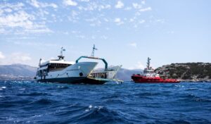 Ferry runs aground in Greece: 20-meter crack found as captain detained