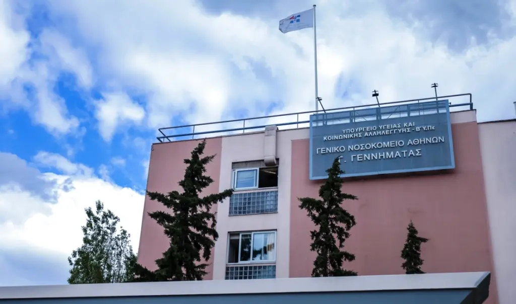 Near tragedy at Athens hospital: elevator falls from 3rd floor