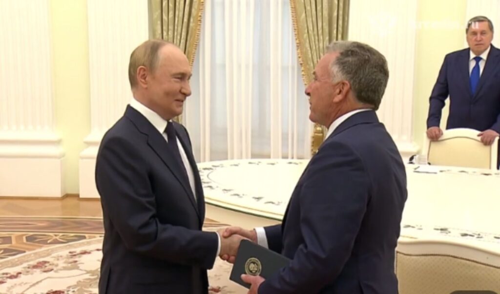 Putin holds meeting with US envoy 48 hours before deadline