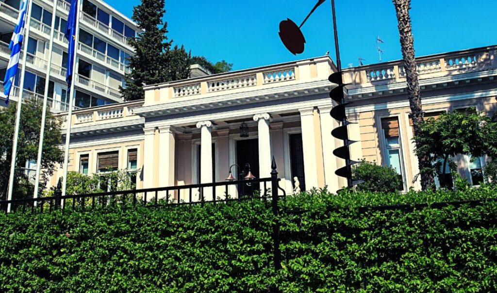 Government sources hit back at PASOK after attack on Marinakis