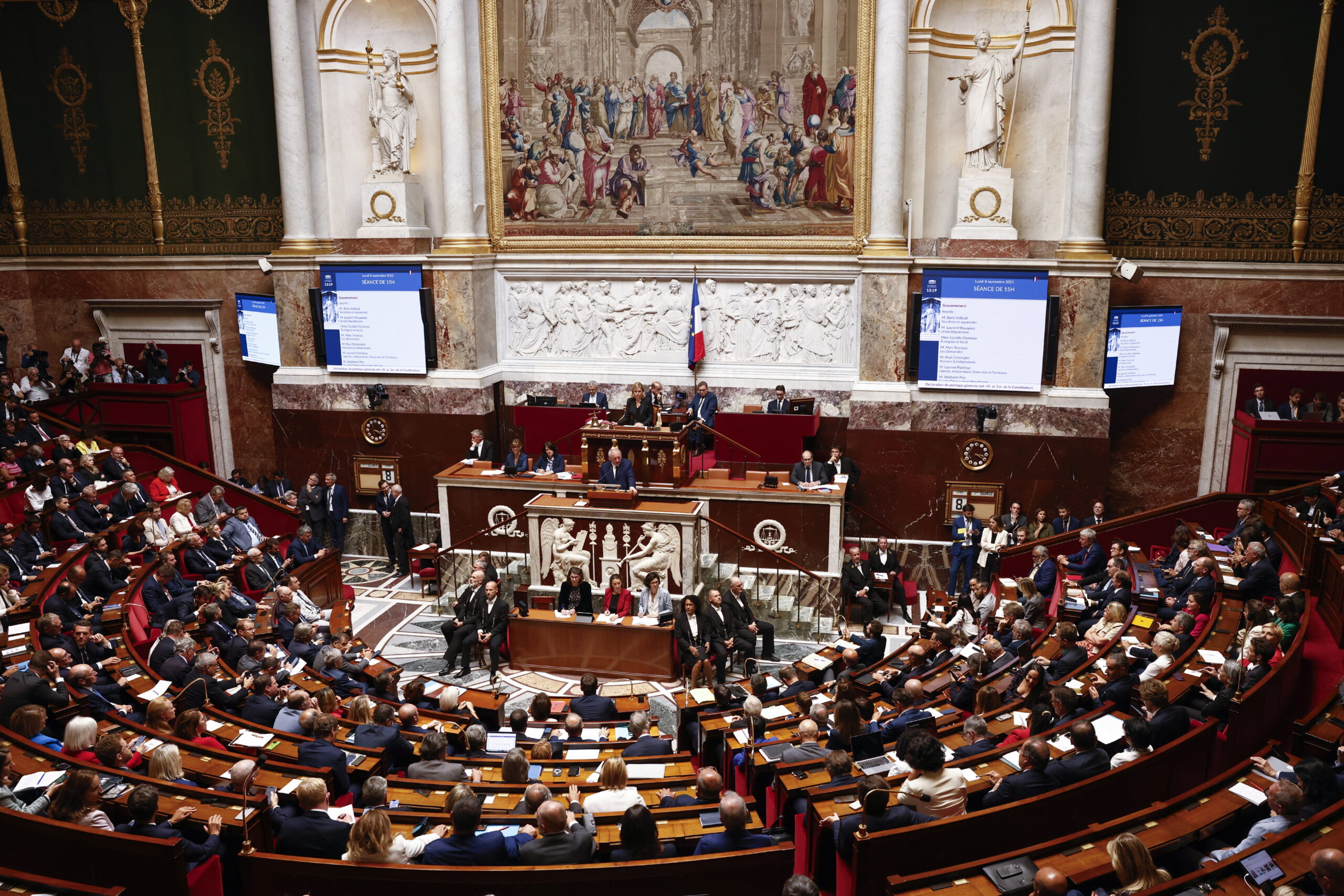 Political earthquake in France after... "adieu" to Bayrou government