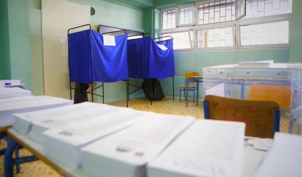 Palmos poll: New Democracy leads by 15+ points as voters question Mitsotakis’ tax relief measures