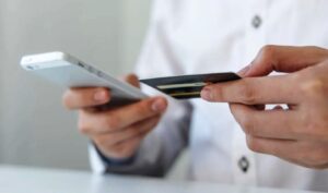 Greek e-commerce hits record €29.4 billion in 2024, travel leads