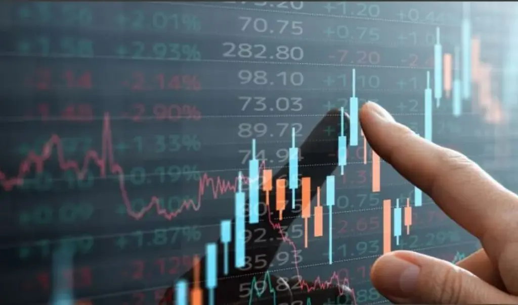 Greece returns to markets with 10-year bond reissuance