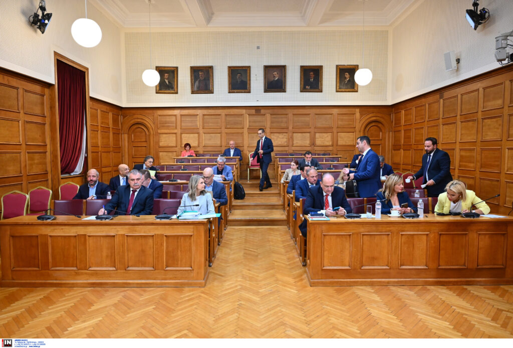 Government sources slam PASOK over OPEKEPE scandal silence
