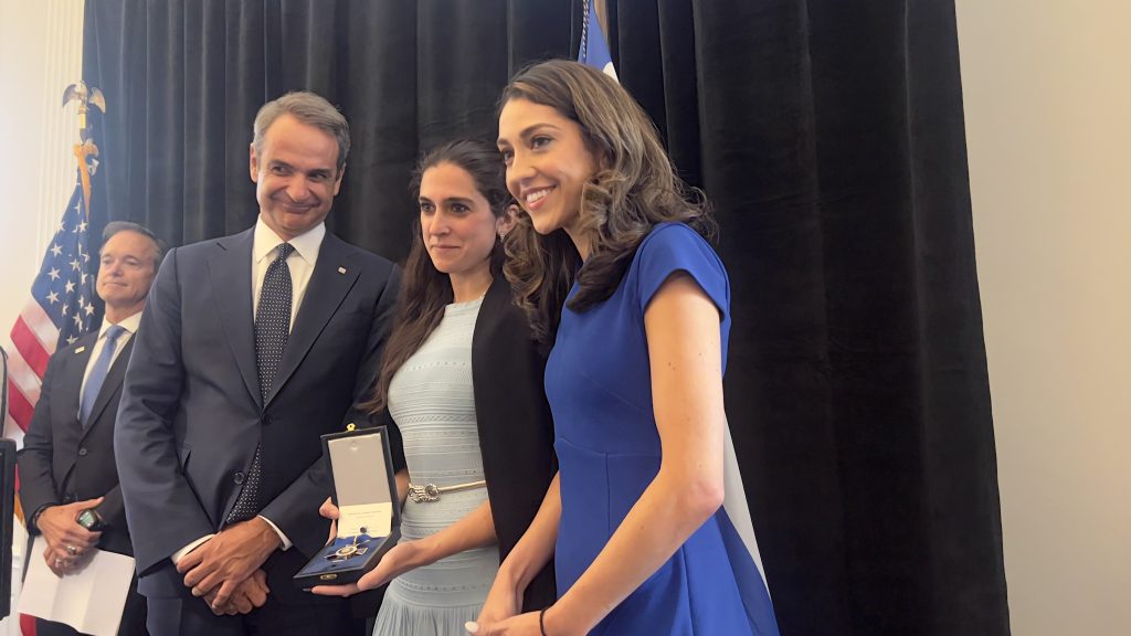 Prime Minister Kyriakos Mitsotakis with daughters of the late Nikos Mitropoulos, Ariel and Alexandra. Right: Warm handshake between Prime Minister Kyriakos Mitsotakis and New York Consul General Ifigeneia Kanara