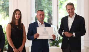 Greek PM honors Albanian hero who saved drowning children with citizenship