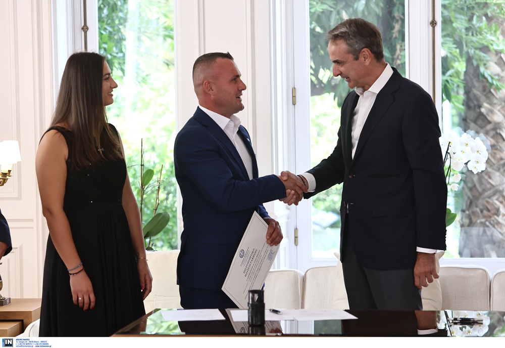 mitsotakis-politografisi-iroa-pou-esose-paidia-ston-araxtho1