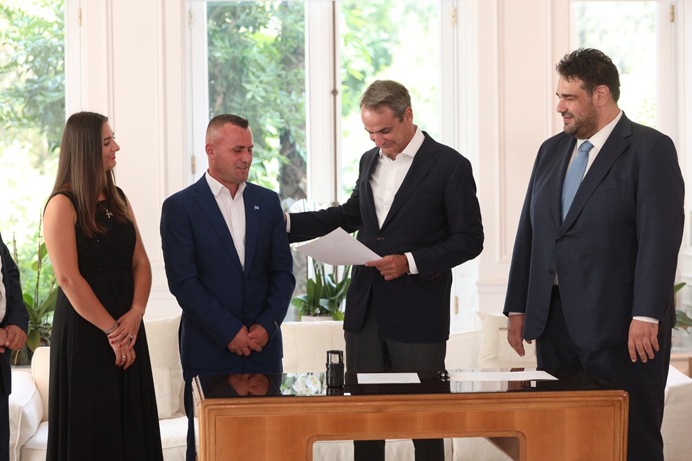 mitsotakis-politografisi-iroa-pou-esose-paidia-ston-araxtho2