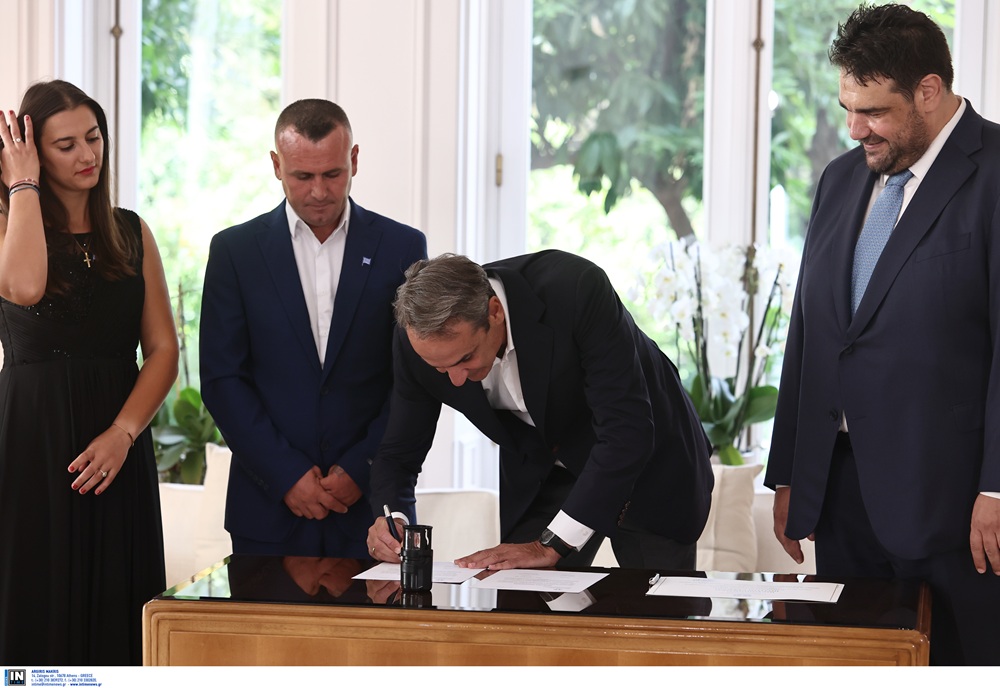 mitsotakis-politografisi-iroa-pou-esose-paidia-ston-araxtho3