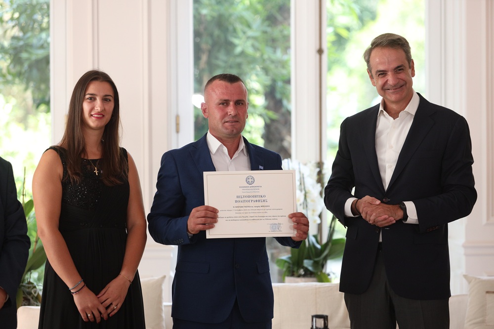mitsotakis-politografisi-iroa-pou-esose-paidia-ston-araxtho4